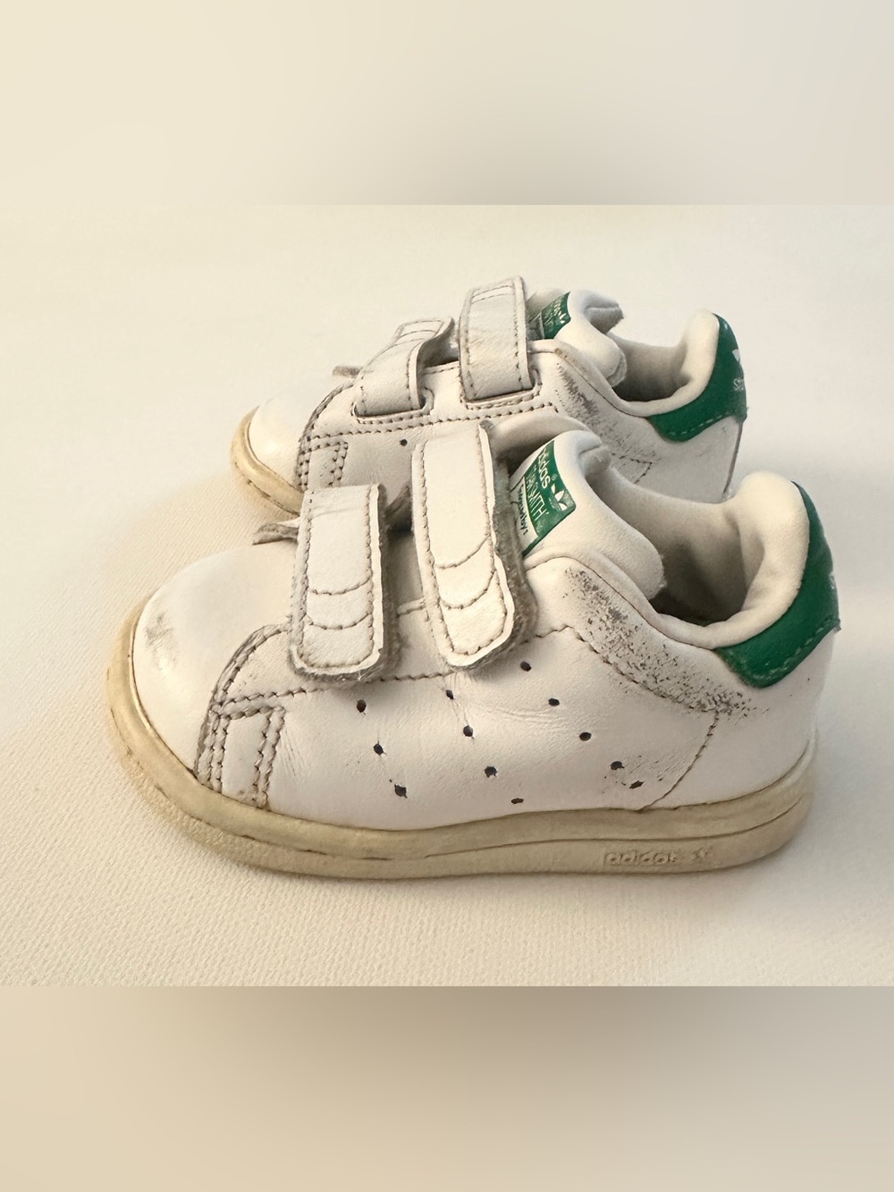 adidas Stan Smith boy’s white Comfort Closure Shoes Size 4.